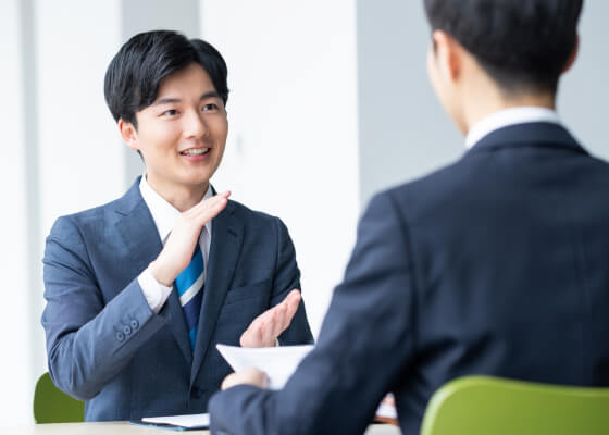 （イメージ）笑顔で話す男性たち