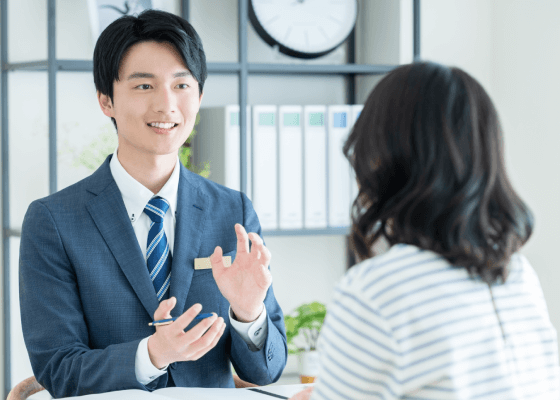 談笑する男女（イメージ）